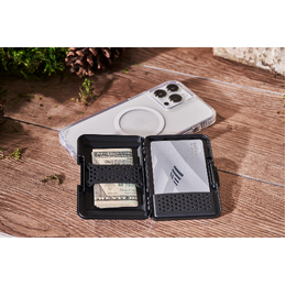 Protector Magnetic Wallet works with MagSafe