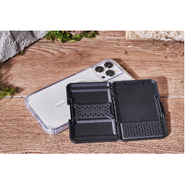 Protector Magnetic Wallet works with MagSafe