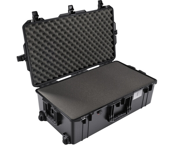 Pelican 1615 Air with Foam Black