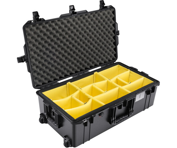 Pelican 1615 Air w/ Dividers Black