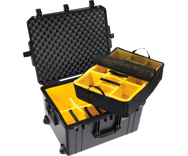 Pelican 1637 Air w/ Dividers Black